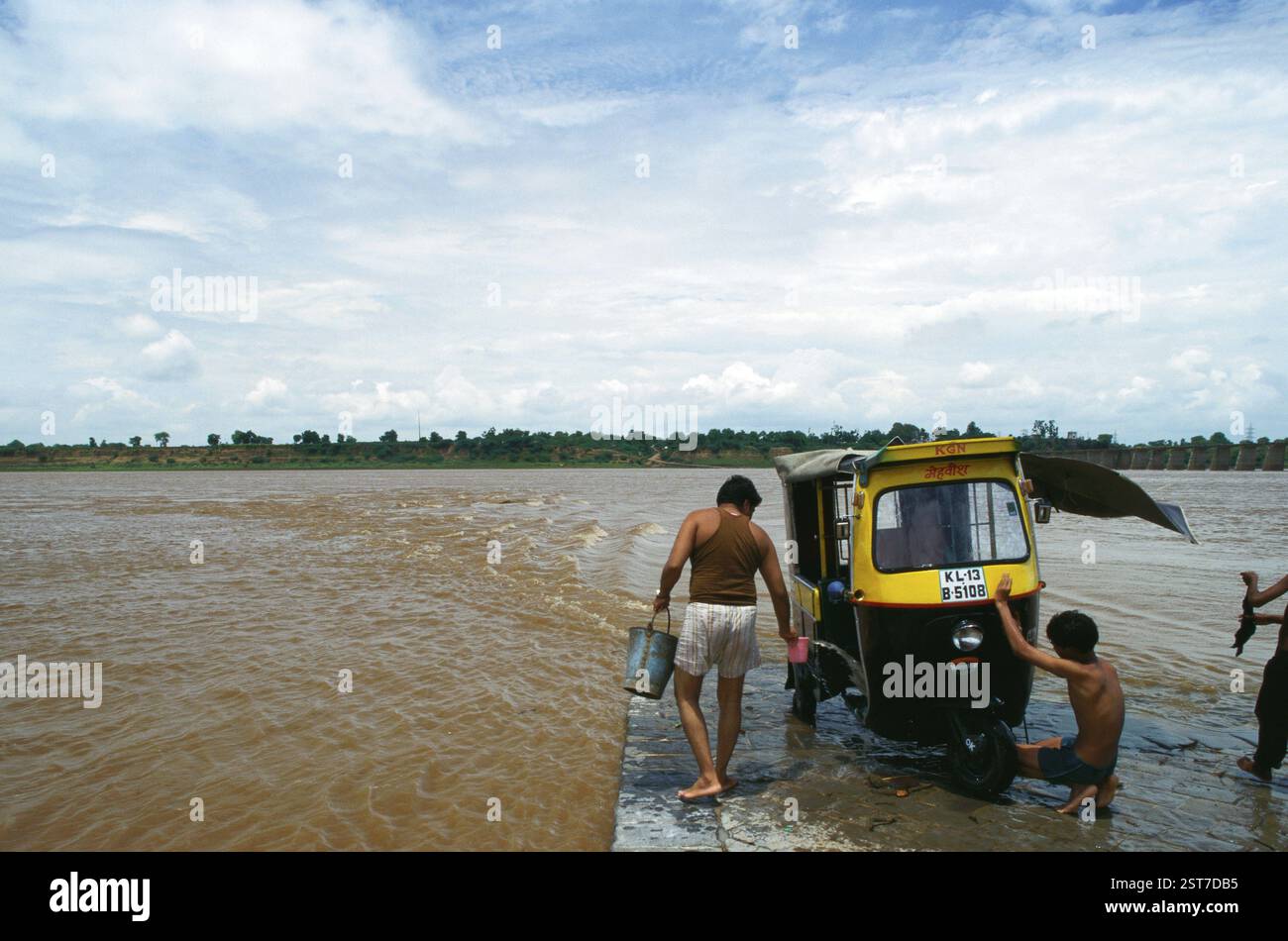 Männer waschen Auto-Rikscha in Narmada River, Rajghat, Badwani, Madhya Pradesh, Indien, Asien Stockfoto