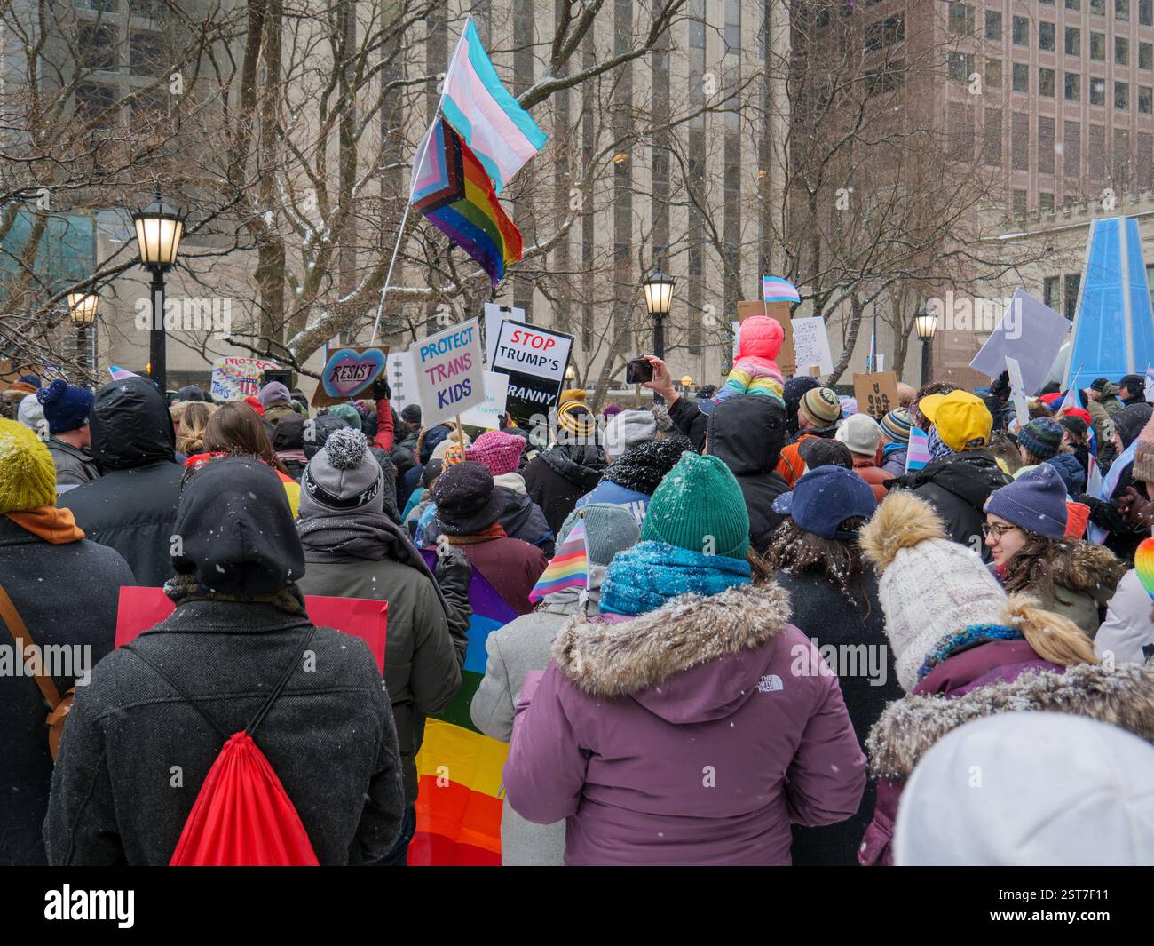 Protest gegen das Lurie Childrens Hospital beendet die Gender-Affirmation Pflege aufgrund von Trump-Befehl. Seneca Park, Chicago, Illinois, 15. Februar 2025. Stockfoto