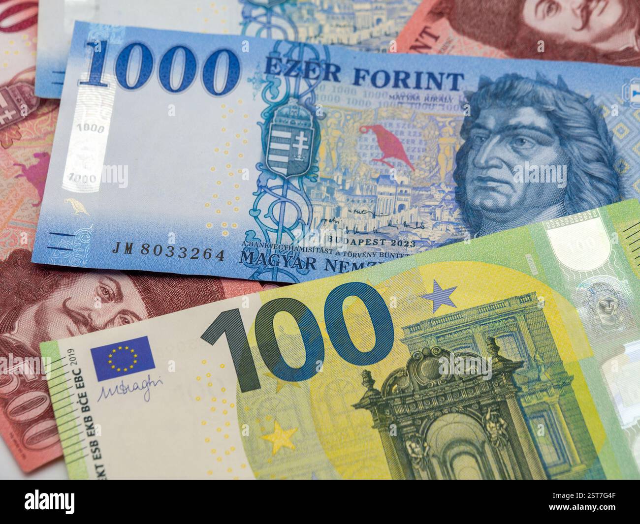 Stapel ungarischer Forint-Banknoten und 100 Euro Stockfoto