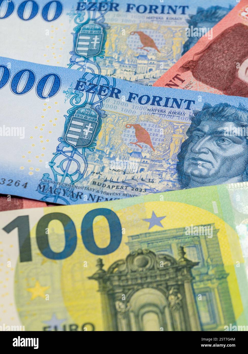 Stapel ungarischer Forint-Banknoten und 100 Euro Stockfoto
