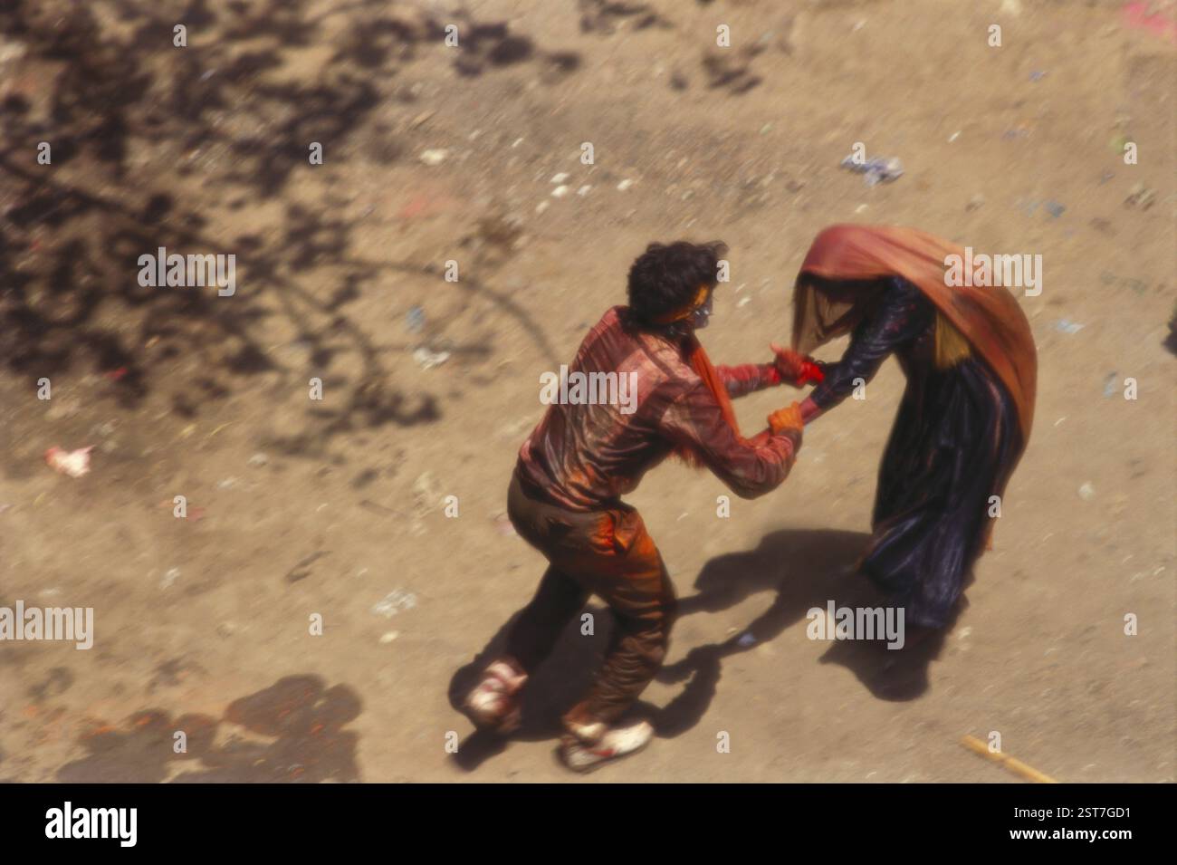 Mann belästigt Frau holi Festival, Rang Panchami, holi's nächste Tage, hola moholu punjabi, bombay mumbai, maharashtra, indien Stockfoto Mann belästigt Frau holi Festival, Rang Panchami, holi's nächste Tage, hola moholu punjabi, bombay mumbai, maharashtra, indien Stockfoto