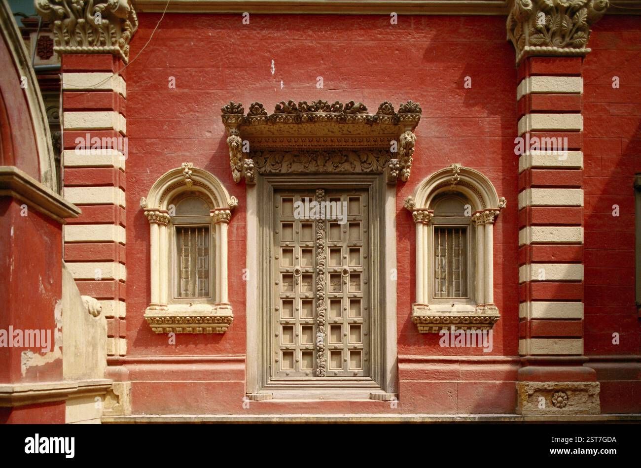 Eingang zum alten Haus, Mandvi, Gujarat, Indien, Asien Stockfoto