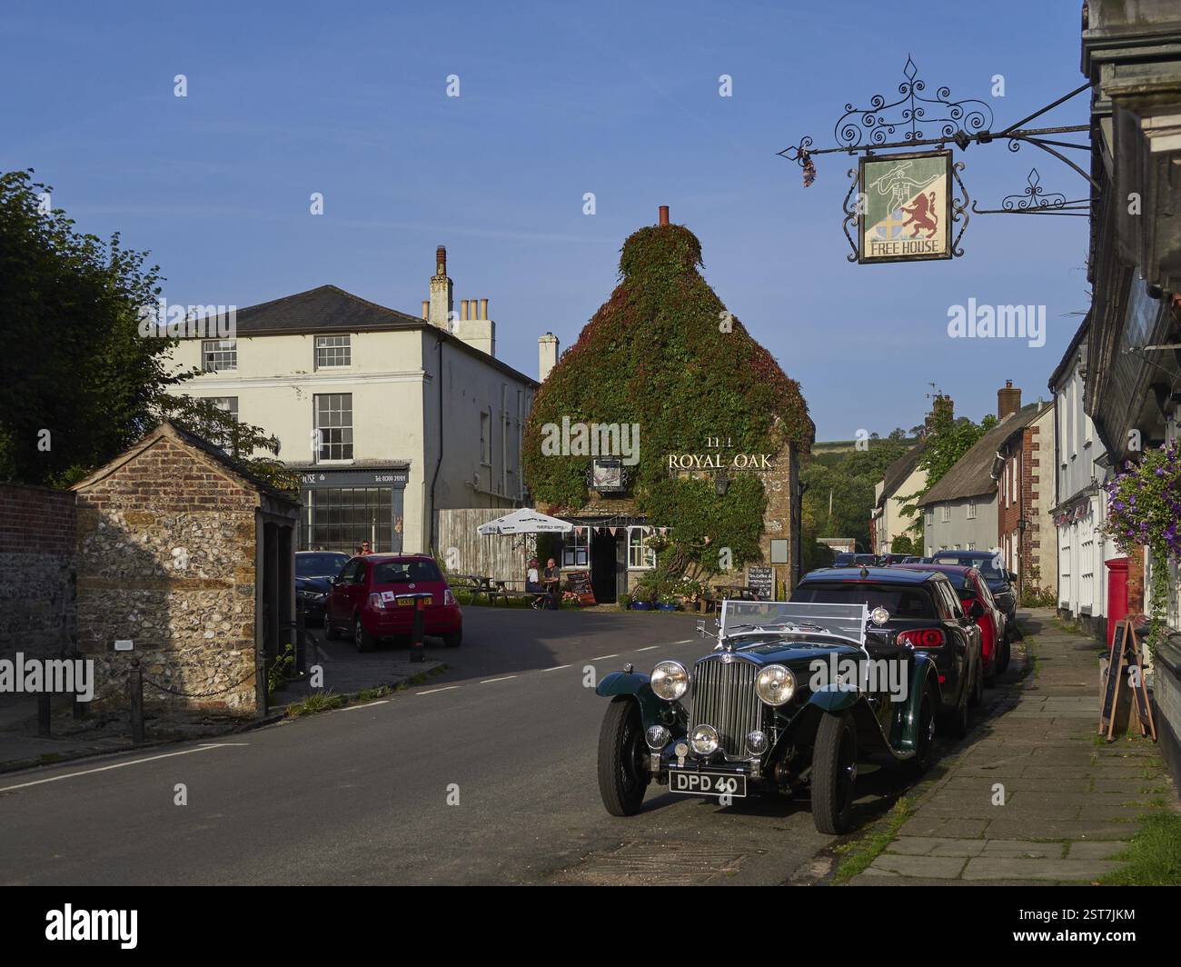 Blick auf einen Oldtimer in Cerne Abbas, Cerne Abbas, Dorchester, Großbritannien Stockfoto