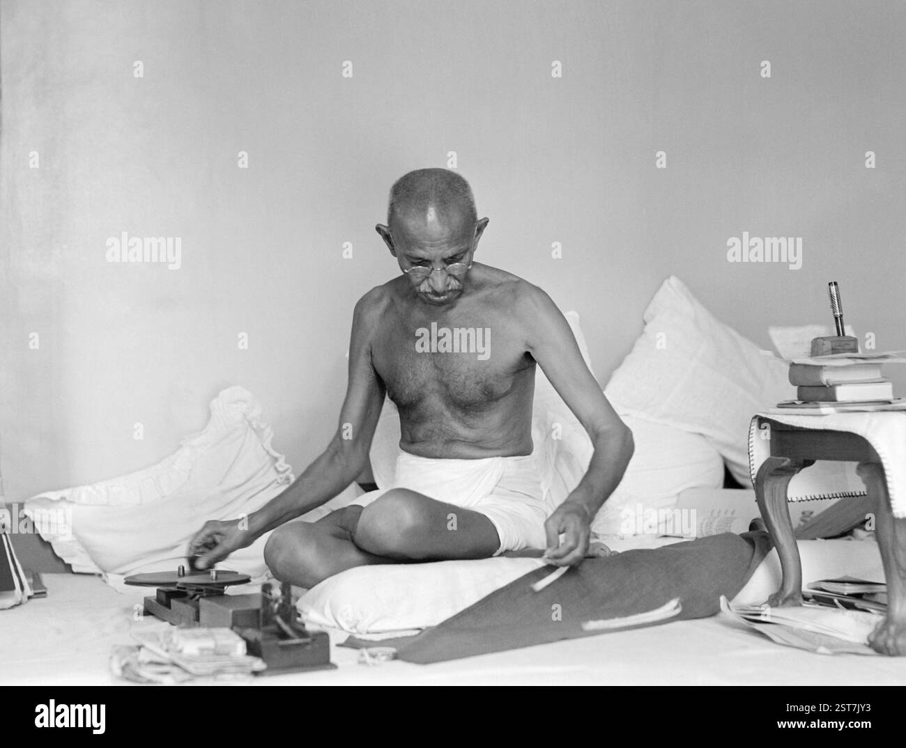Mahatma Gandhiji Spinning in Birla House, Mumbai, Maharashtra, Indien, Asien, August 1942, Asien Stockfoto
