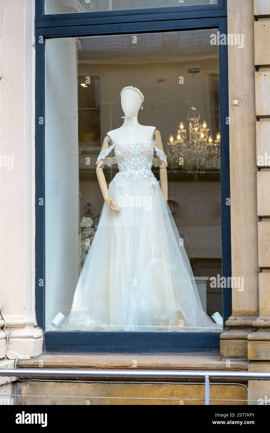 Hochzeitskleid in einem Schaufenster, Großbritannien Stockfoto