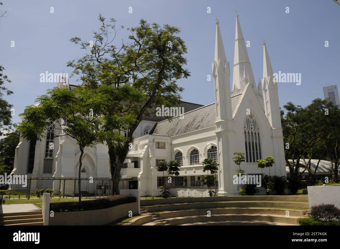 Das ganz weiße Gebäude der Kathedrale Saint Andrew, eine anglikanische Kathedrale an der Straße St. AndrewÕs. Es liegt in der Nähe des Raffles The Plaza, North Bridge Road Stockfoto