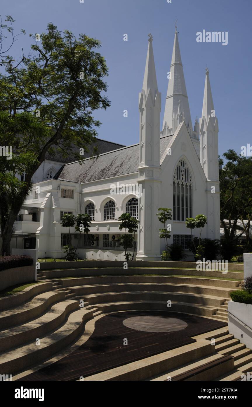 Das ganz weiße Gebäude der Kathedrale Saint Andrew, eine anglikanische Kathedrale an der Straße St. AndrewÕs. Es liegt in der Nähe des Raffles The Plaza, North Bridge Road Stockfoto