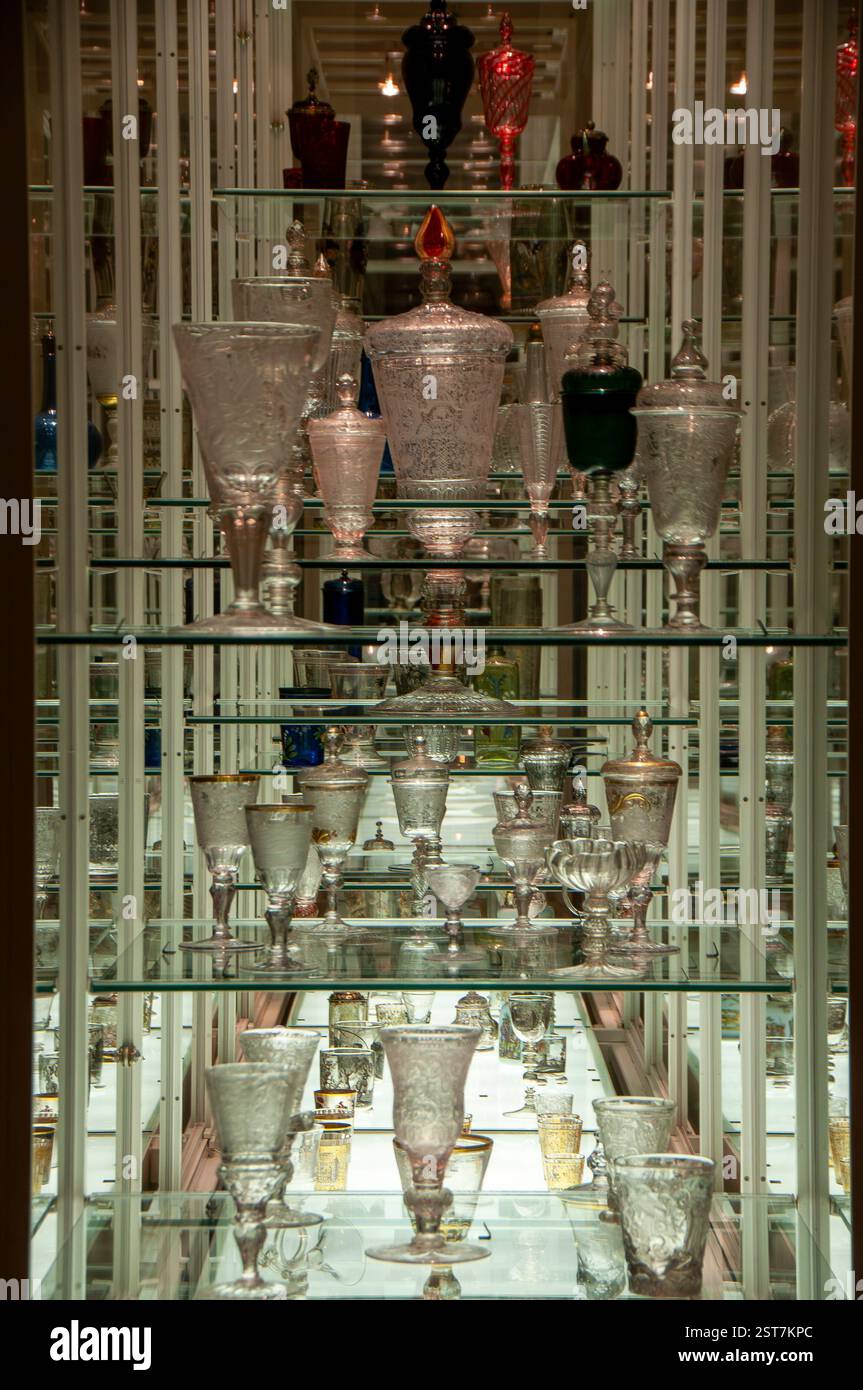 Innenraum des MAK - Österreichisches Museum für Angewandte Kunst. Antike handgefertigte Tassen und Gläser. Wien Stockfoto