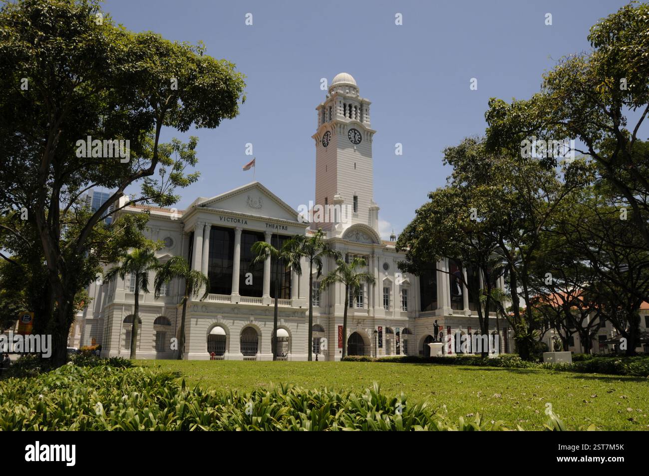 Das weiße Kolonialgebäude des Victoria Theaters und der Konzerthalle am Empress Place in Singapur. An der Vorderseite des Gebäudes befindet sich die ursprüngliche Statu Stockfoto