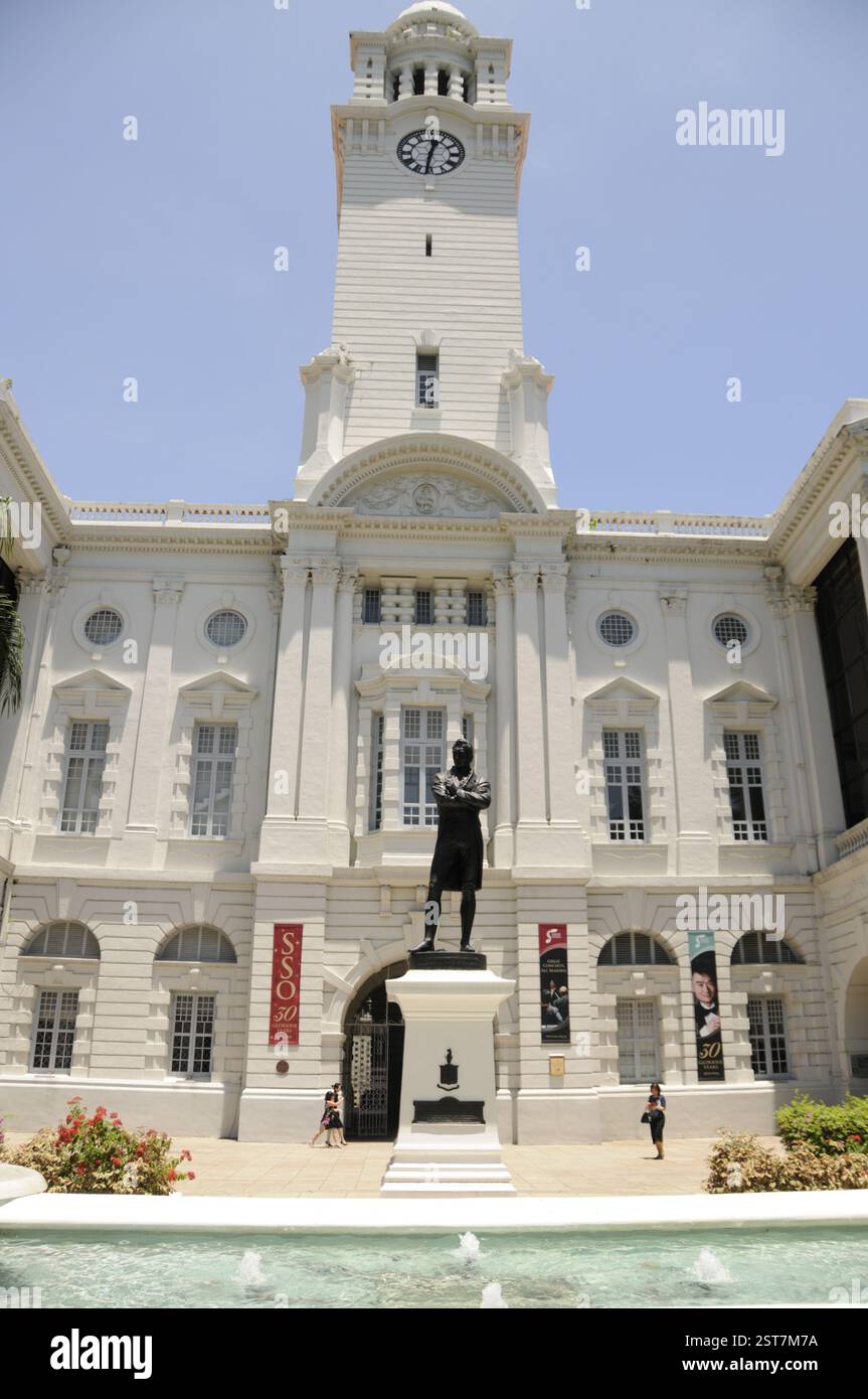Das weiße Kolonialgebäude des Victoria Theaters und der Konzerthalle am Empress Place in Singapur. An der Vorderseite des Gebäudes befindet sich die ursprüngliche Statu Stockfoto