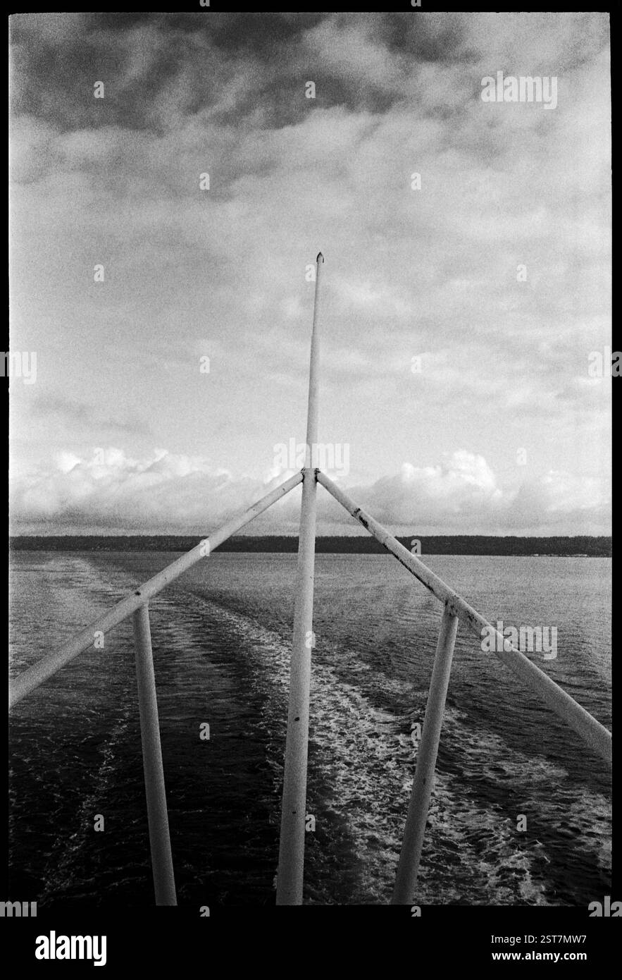MM00008-07..... WASHINGTON - Spar Pole auf der Edmonds Kingston Ferry, die den Puget Sound (Salish Sea) überquert. Olympus X2A Kamera mit Ilford HP5 Plus Fil Stockfoto