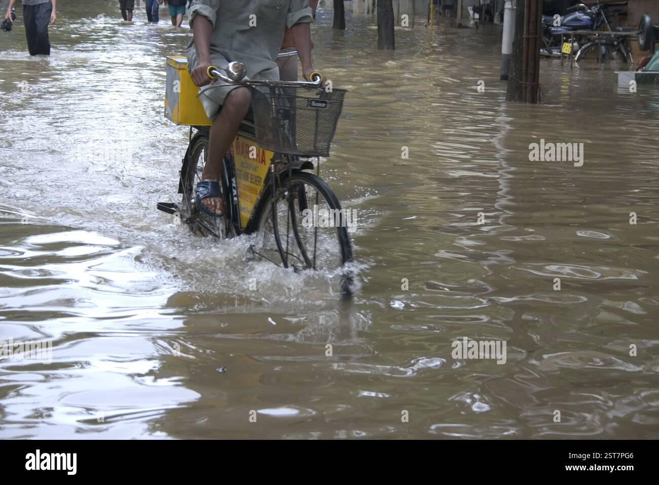 Überschwemmungen durch Starkregen, Monsun, in Mumbai Bombay, Maharashtra, Indien, Bilder, aufgenommen am 27. Juli 2005 in der Mira Road, Rekord 944 mm Niederschlag im Cit Stockfoto