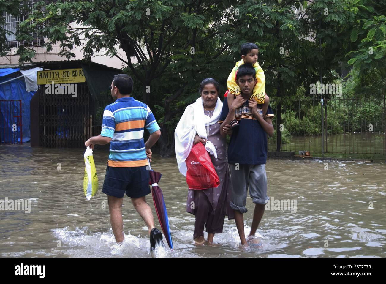 Überschwemmungen durch Starkregen, Monsun, in Mumbai Bombay, Maharashtra, Indien, Bilder, die am 27. Juli 2005 in der Mira Road aufgenommen wurden. Rekord von 944 mm Niederschlag im Cit Stockfoto
