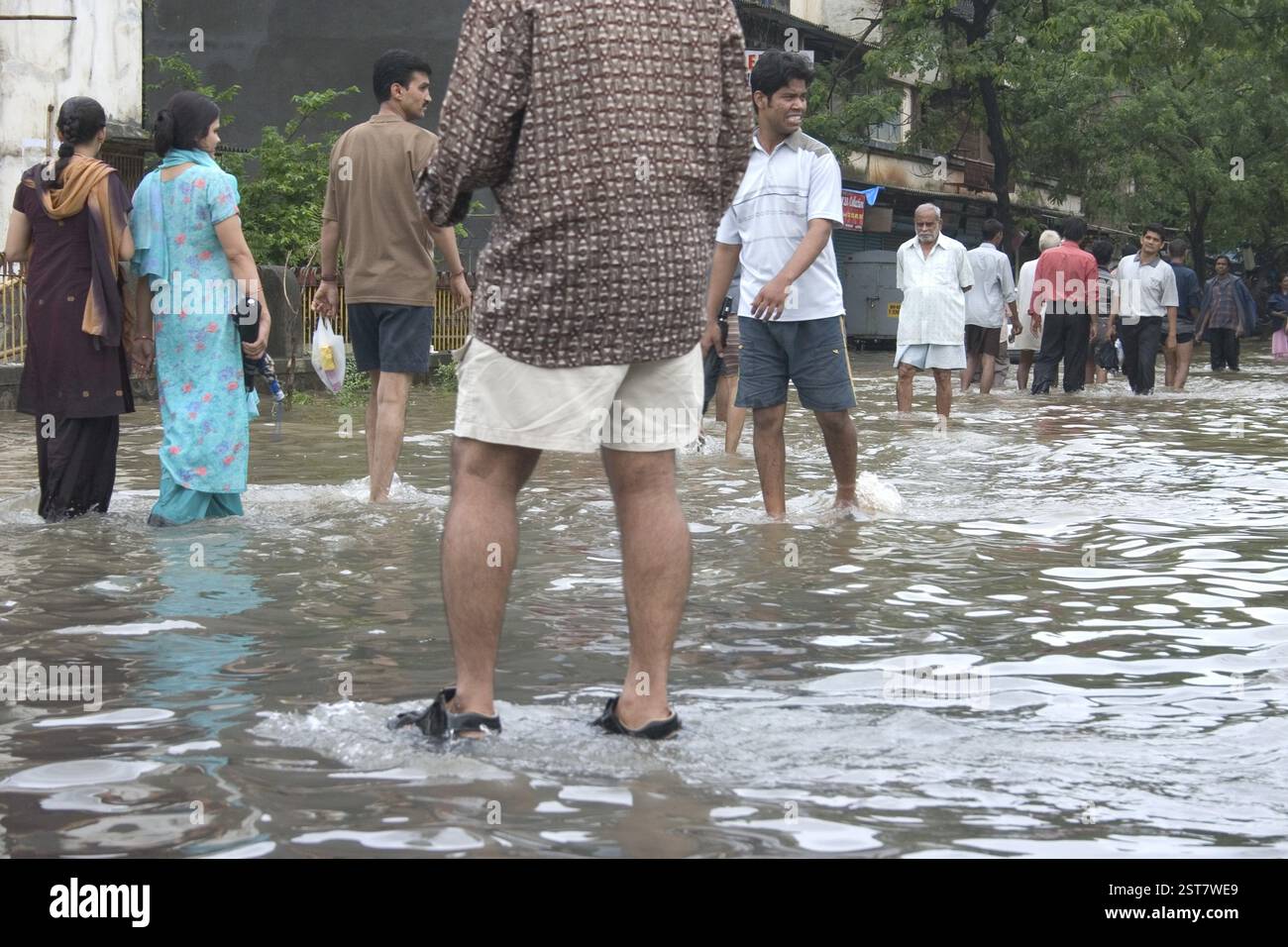 Überschwemmungen durch Starkregen, Monsun, Mumbai Bombay, Maharashtra, Indien, Bilder, die am 27. Juli 2005 in der Mira Road aufgenommen wurden. Rekordniederschlag von 944 mm in der Stadt. Stockfoto