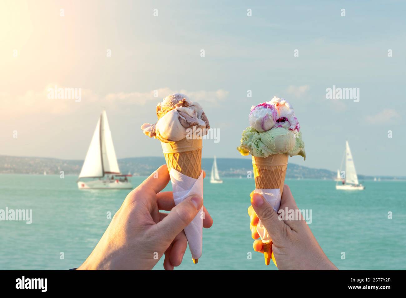Wir essen gemeinsam Eis am Balaton Stockfoto