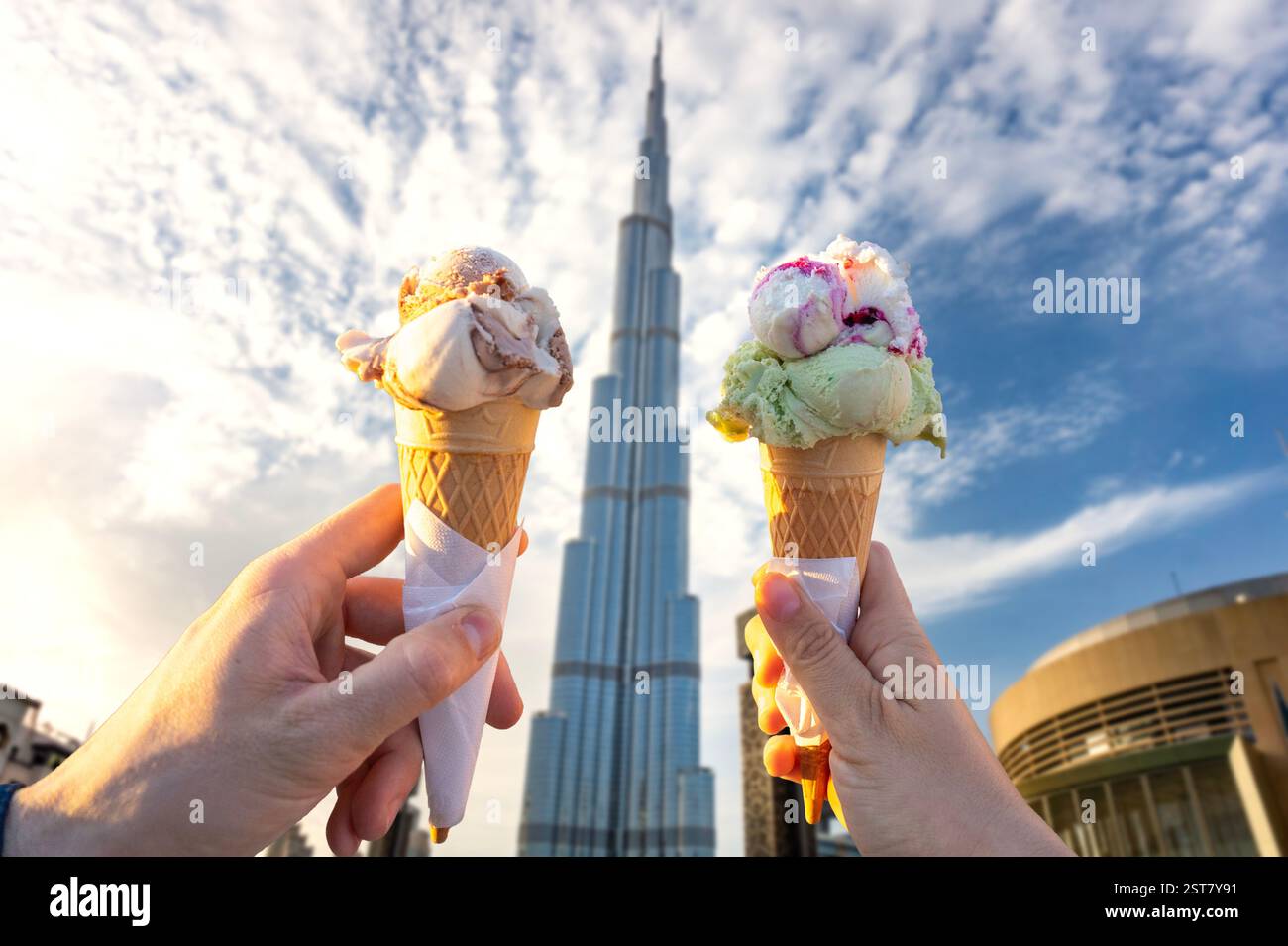 Essen Sie gemeinsam Eis in Dubai im Burj Khalifa Stockfoto