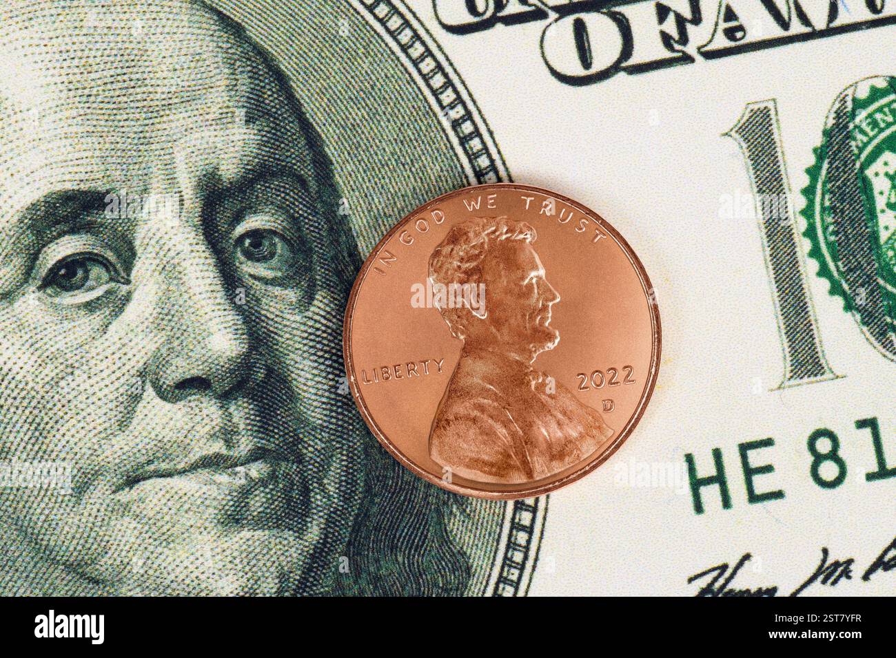 Horizontaler Schuss eines vom Aussterben bedrohten Pennys auf einem 100-Dollar-Schein von Benjamin Franklin. Stockfoto