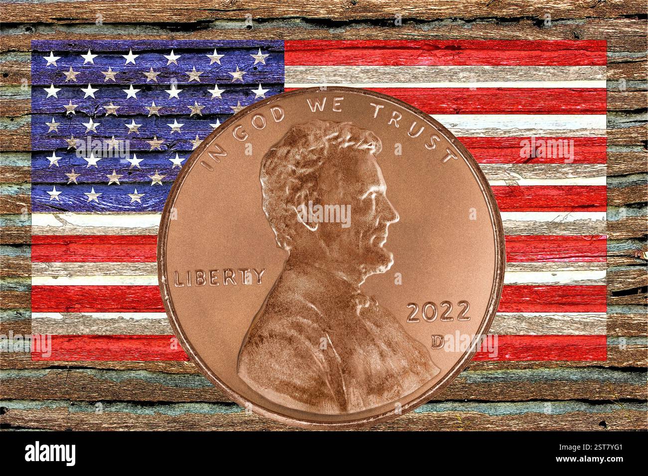 Horizontaler Schuss eines vom Aussterben bedrohten Pennys vor einer barnwood-amerikanischen Flagge. Stockfoto