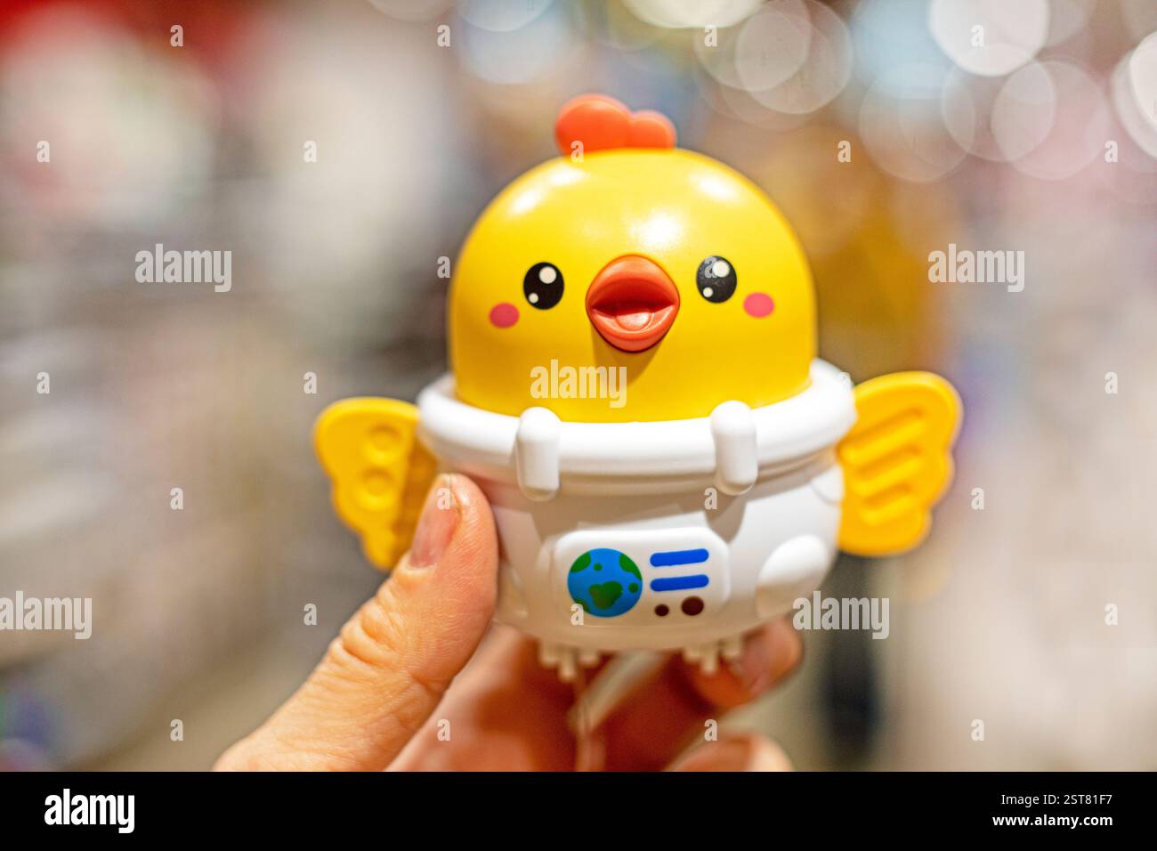 Halten Sie ein Plastikspielzeug-Huhn. Vorbereitung auf den Feiertag, Ostern Stockfoto