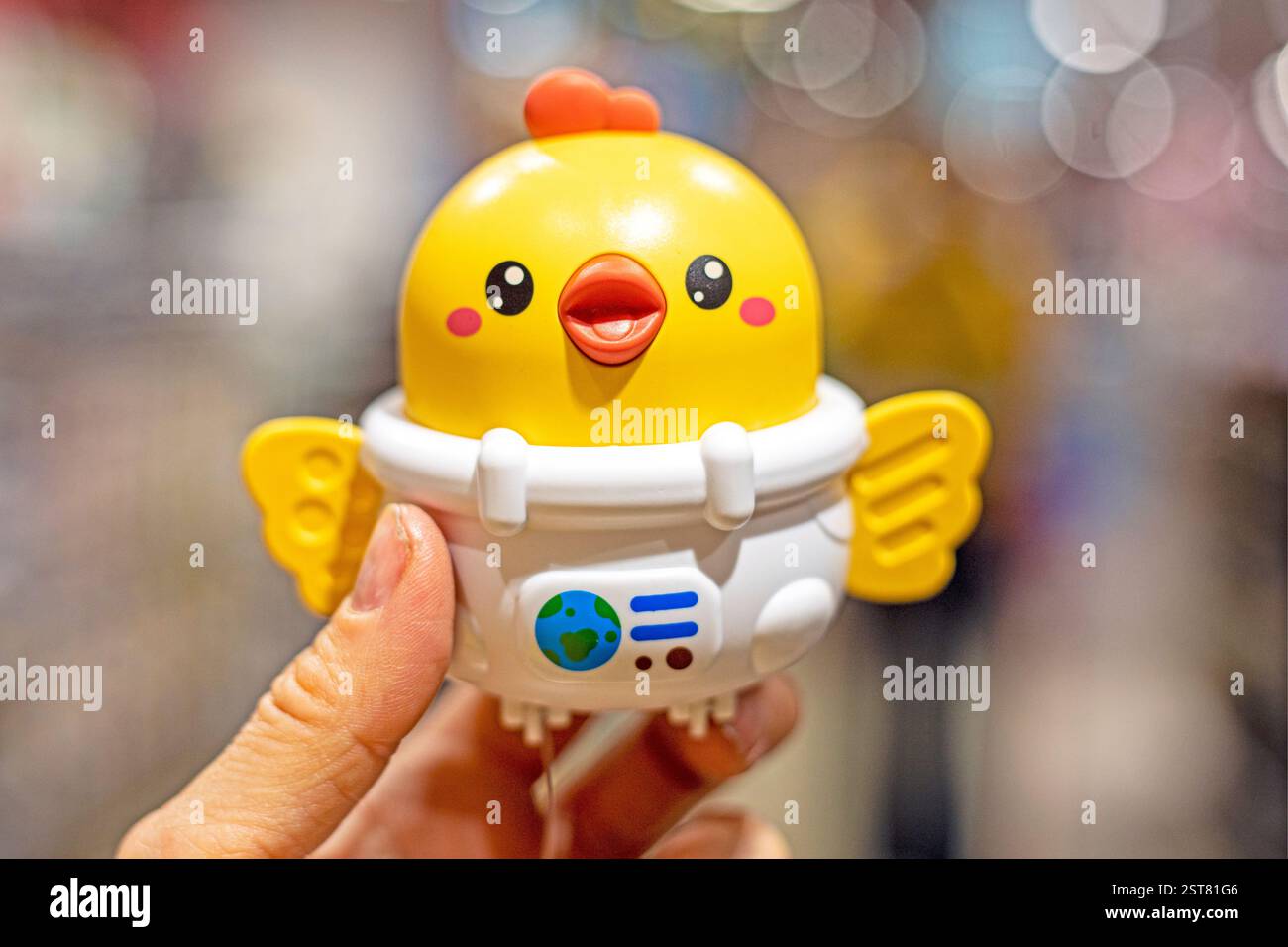 Halten Sie ein Plastikspielzeug-Huhn. Vorbereitung auf den Feiertag, Ostern Stockfoto