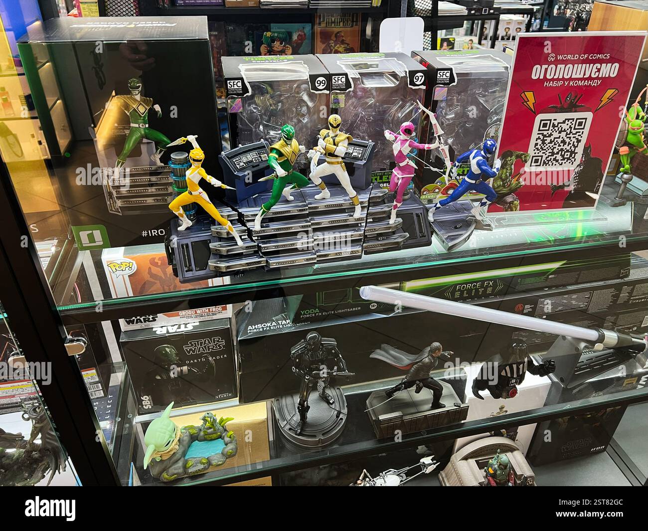 Lemberg, Ukraine - 16. Februar 2025: Regal mit Sammlerfiguren verschiedener Charaktere in einem Themengeschäft Stockfoto