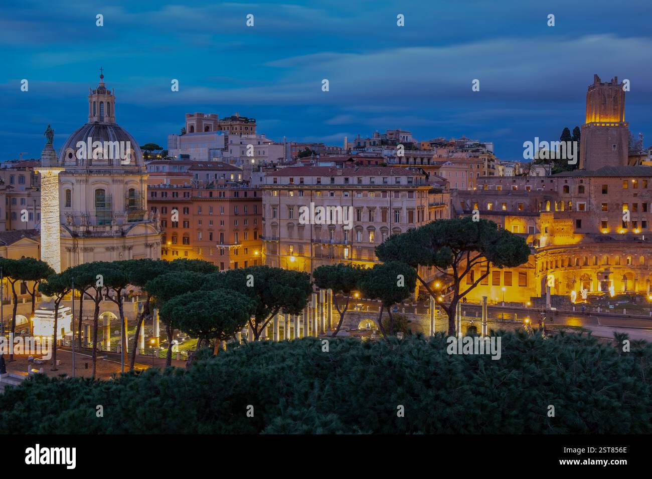 Malerischer Sonnenuntergang durch Rom. Trajan Market, Forum und die Trajan Column. Stockfoto