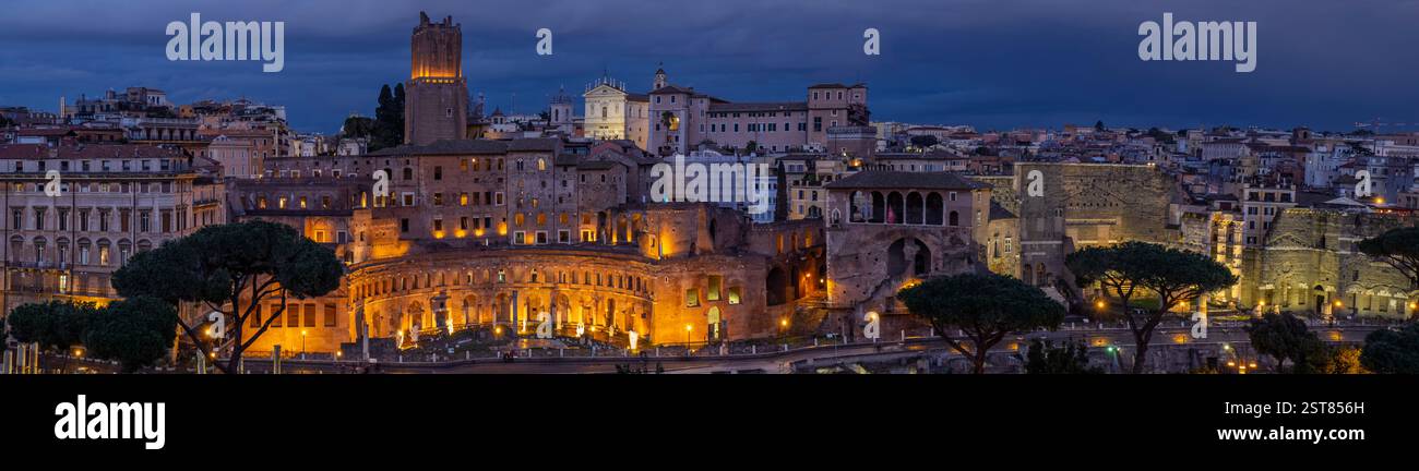 Malerischer Sonnenuntergang durch Rom. Trajan Market, Forum und die Säule. Forum von Caesar Viaggio nei Fori. Berühmtes Europäisches Reiseziel. Stockfoto
