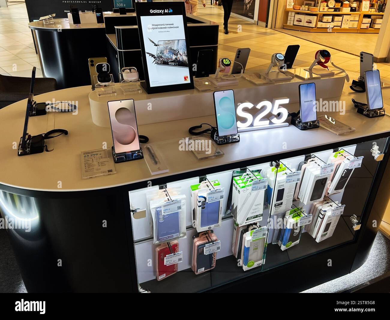 Lemberg, Ukraine - 16. Februar 2025: Samsung Smartphone-Modelle werden mit Zubehör auf einem Ladentisch in einem Einkaufszentrum präsentiert. Stockfoto