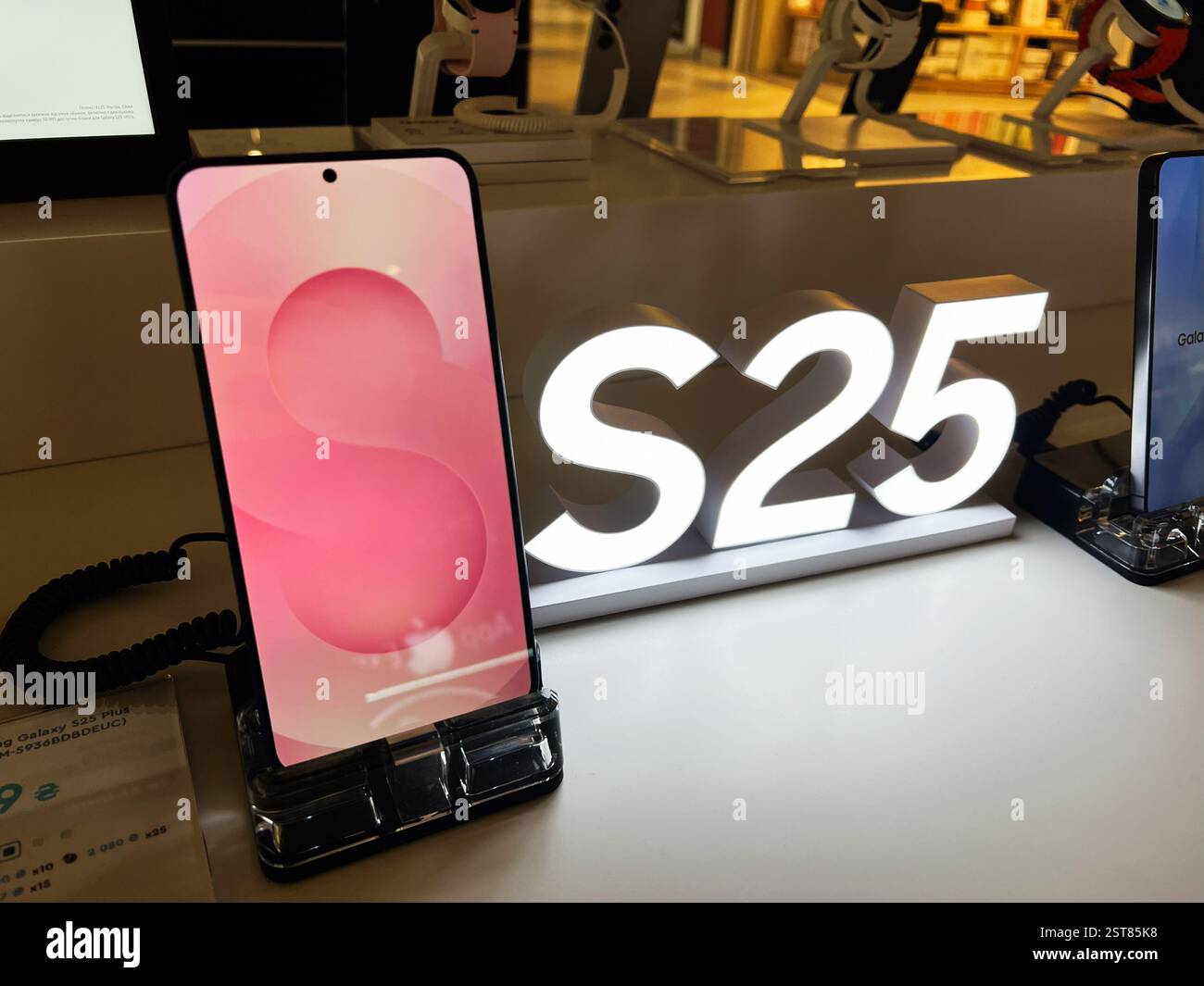 Lemberg, Ukraine - 16. Februar 2025: Samsung Smartphone-Display zeigt das schlanke Design des Modells S25 plus in einem Geschäft Stockfoto