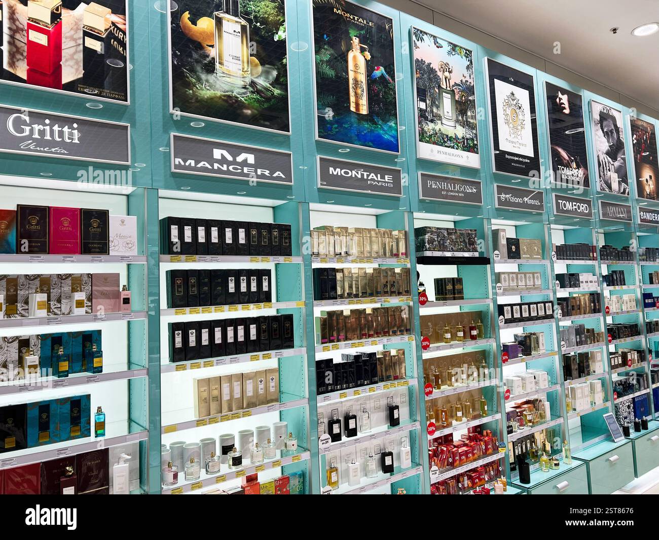 Lviv, Ukraine - 16. Februar 2025: Elegante Parfümflaschen mit Premium-Marken im Einzelhandel Stockfoto