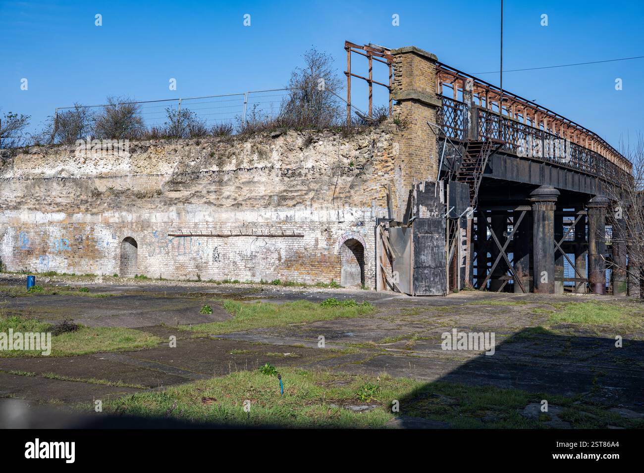 Clifton Shipways, der Standort des Bahnhofs Gravesend West, wurde 1968 mit Resten des Piers geschlossen. Jetzt ist es ein Wohnbaugebiet. Stockfoto