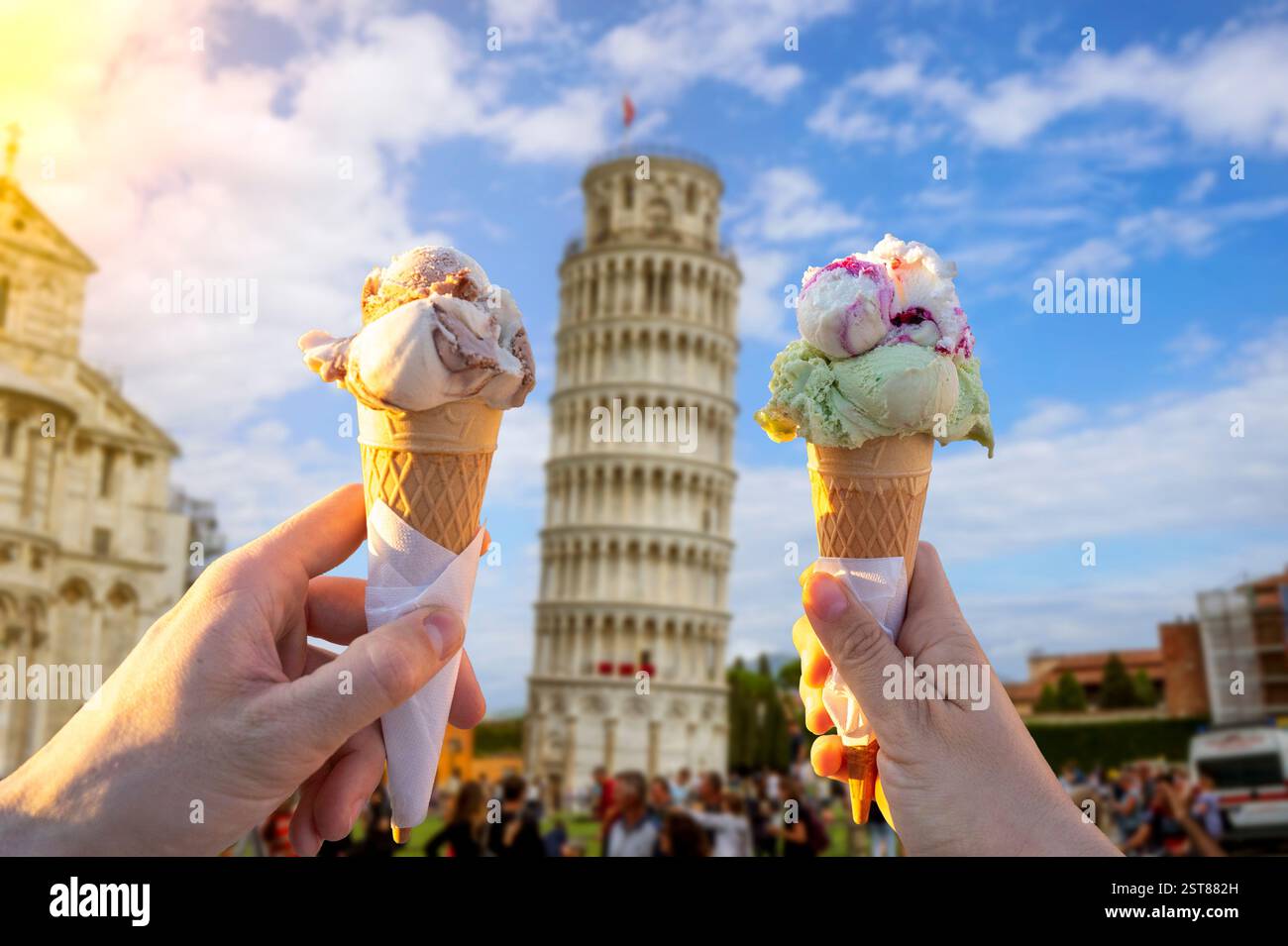 Wir essen gemeinsam Eis in Pisa, Italien Stockfoto