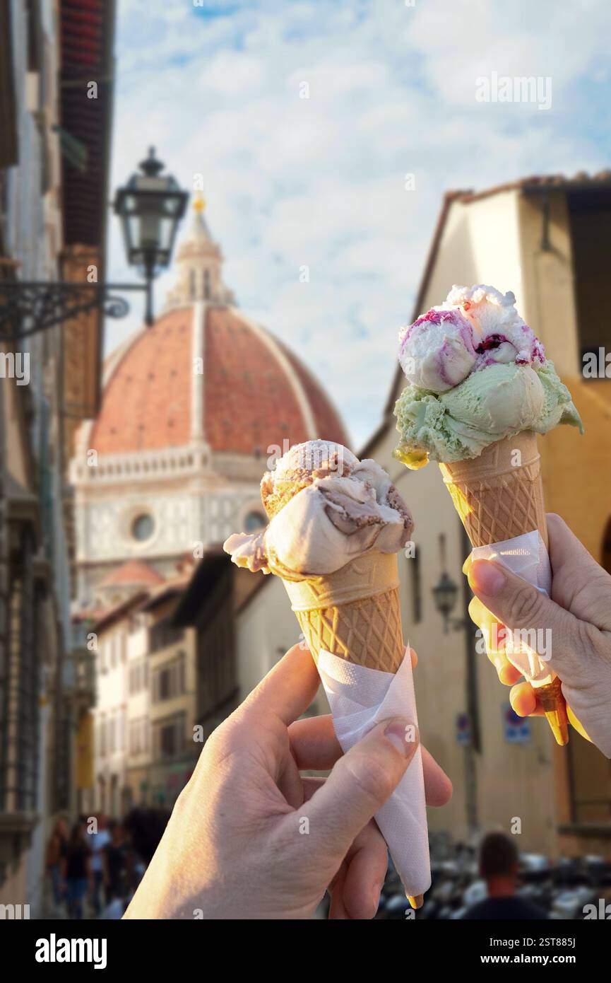 Wir essen gemeinsam Eis in Florenz, Italien Stockfoto