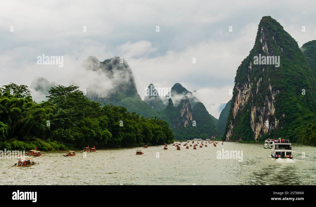 Touristen reisen durch malerische Landschaften entlang des Flusses Li von Guilin nach Yangshou, China Stockfoto