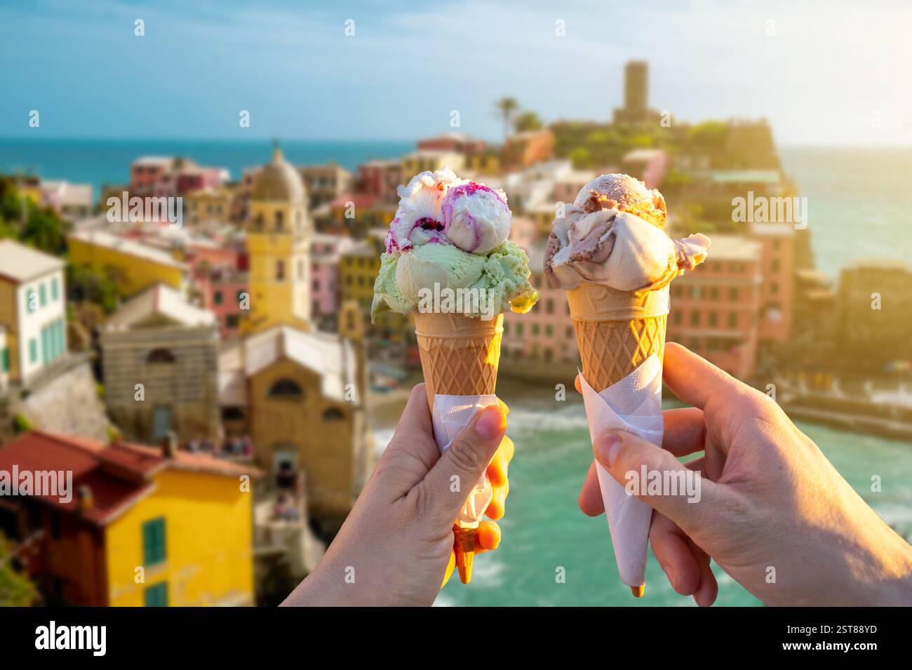 Gemeinsam Eis essen in Vernazza Cinque Terre Italien Stockfoto