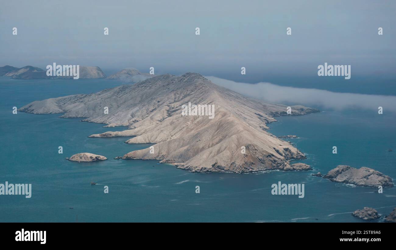 Chimbote, Peru - 4. Januar 2023: Panoramablick auf die Isla Blanca (Weiße Insel) vom Cerro de la Paz (Hügel des Friedens) Stockfoto