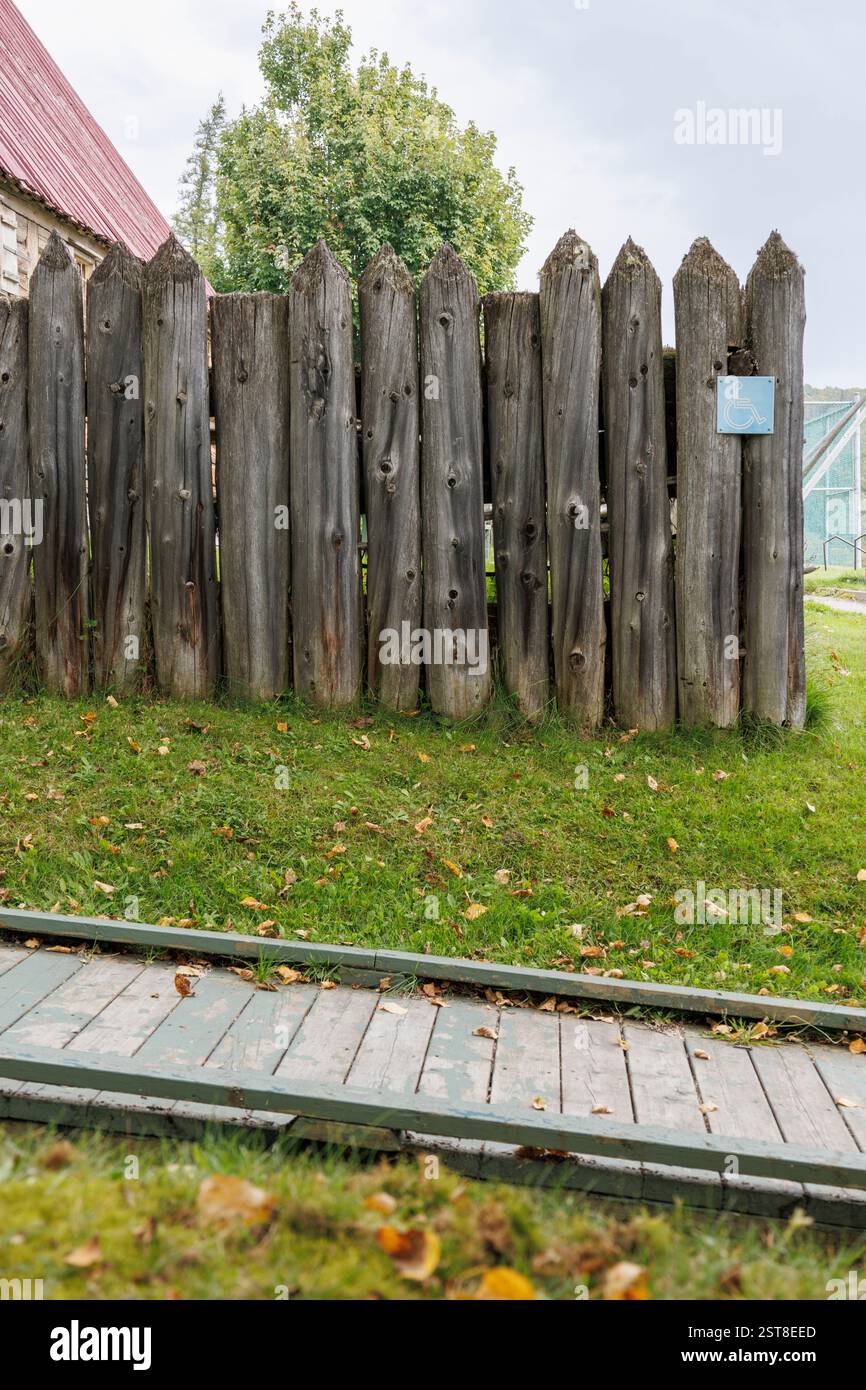 Auffahrrampe für Behinderte mit Schild in Tadoussac Stockfoto