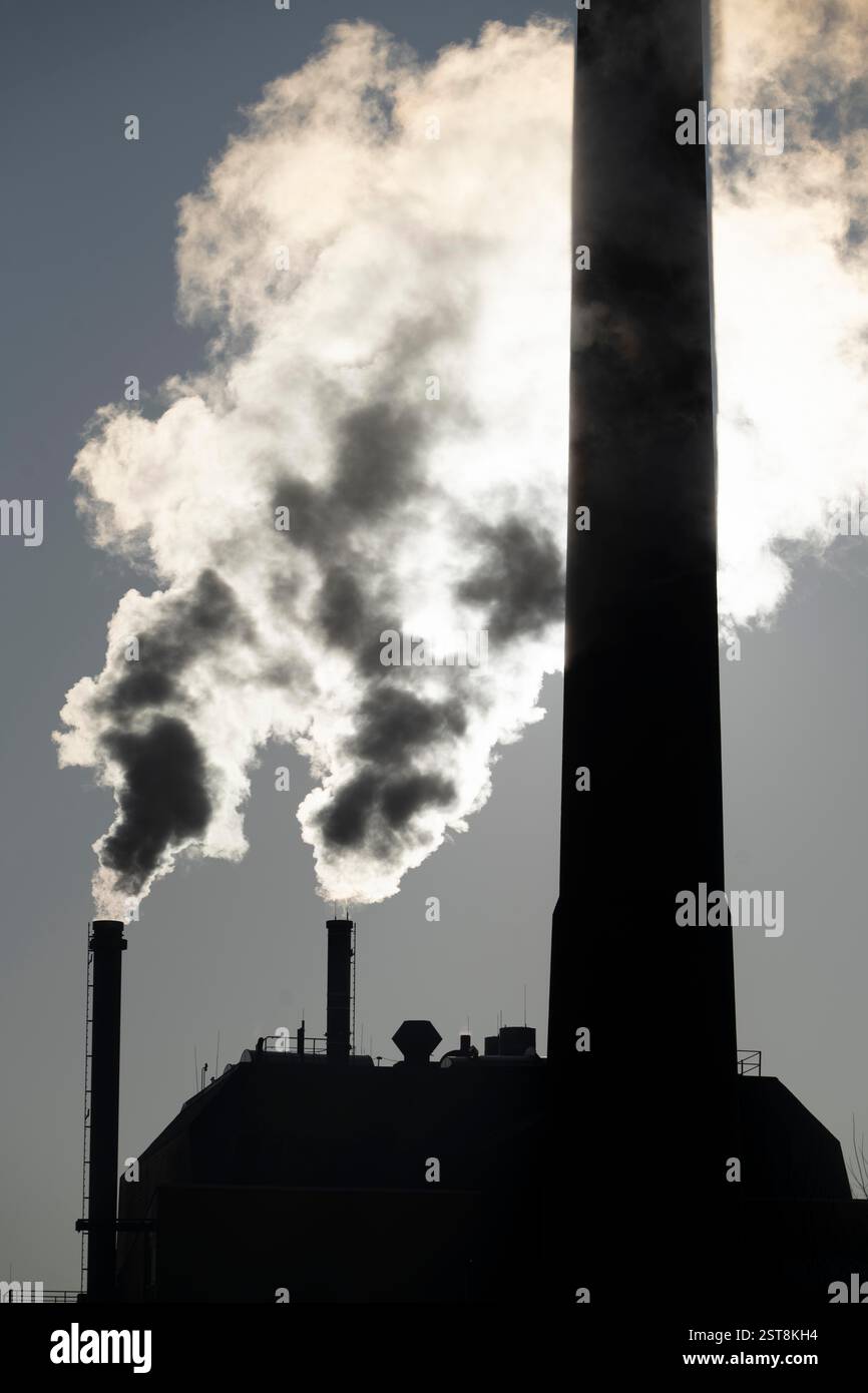 Das Heizwerk Iqony in Essen-Rüttenscheid, ein erdgasbefeuertes Fernwärmewerk, das das Universitätsklinikum Essen und den Alfried versorgt Stockfoto