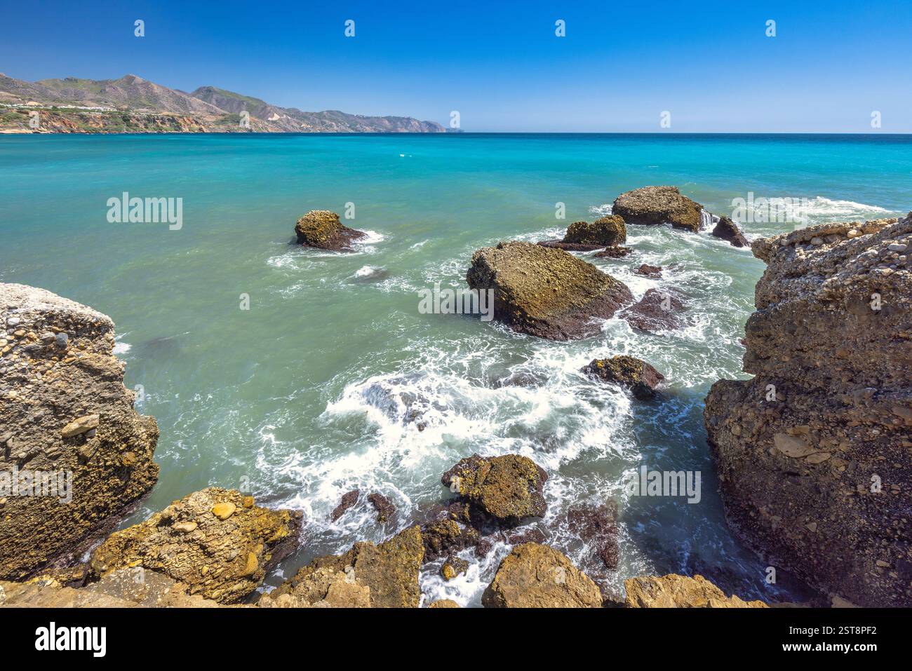 Nerja Stadt, ein Ferienort der Costa del Sol Küstenregion in Andalusien im Süden Spaniens, Blick vom Balcon de Europa Platz. Felsige Küste trifft aufeinander Stockfoto
