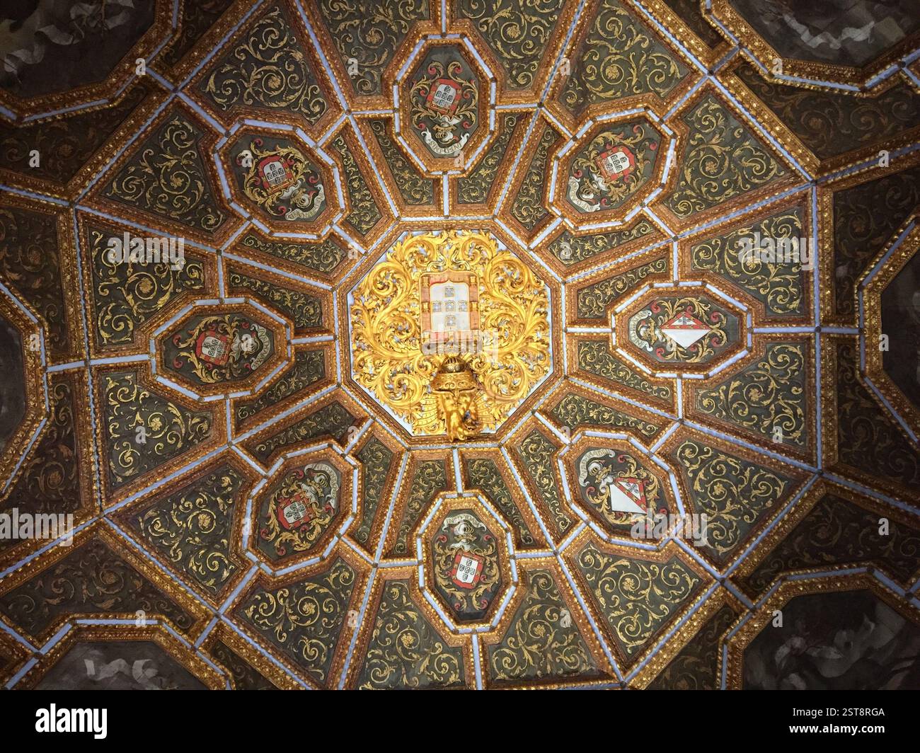 Decke, verzierte goldene und schwarze geometrische Muster, zentrales goldenes Emblem, Symbol für Macht und Reichtum, Darstellung von Geschichte und Erbe. Sintr Stockfoto