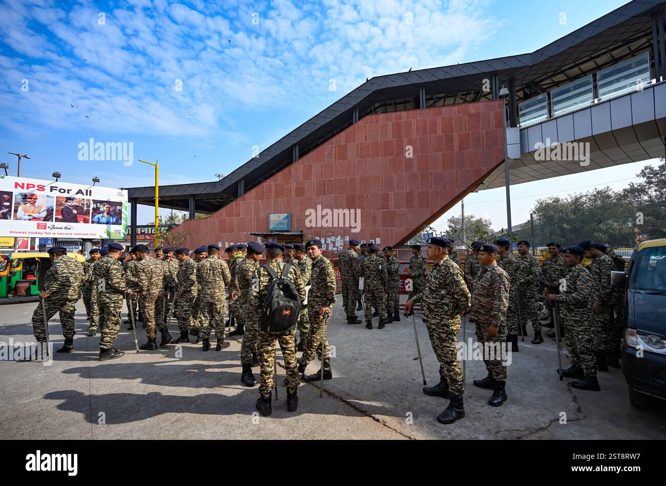 Neu-Delhi, Indien. Februar 2025. NEW DELHI, INDIEN - 17. FEBRUAR: Sicherheitspersonal wurde am Bahnhof von New Delhi am 17. Februar 2025 in New Delhi, Indien, eingesetzt. (Foto: Sanchit Khanna/Hindustan Times/SIPA USA) Credit: SIPA US/Alamy Live News Stockfoto