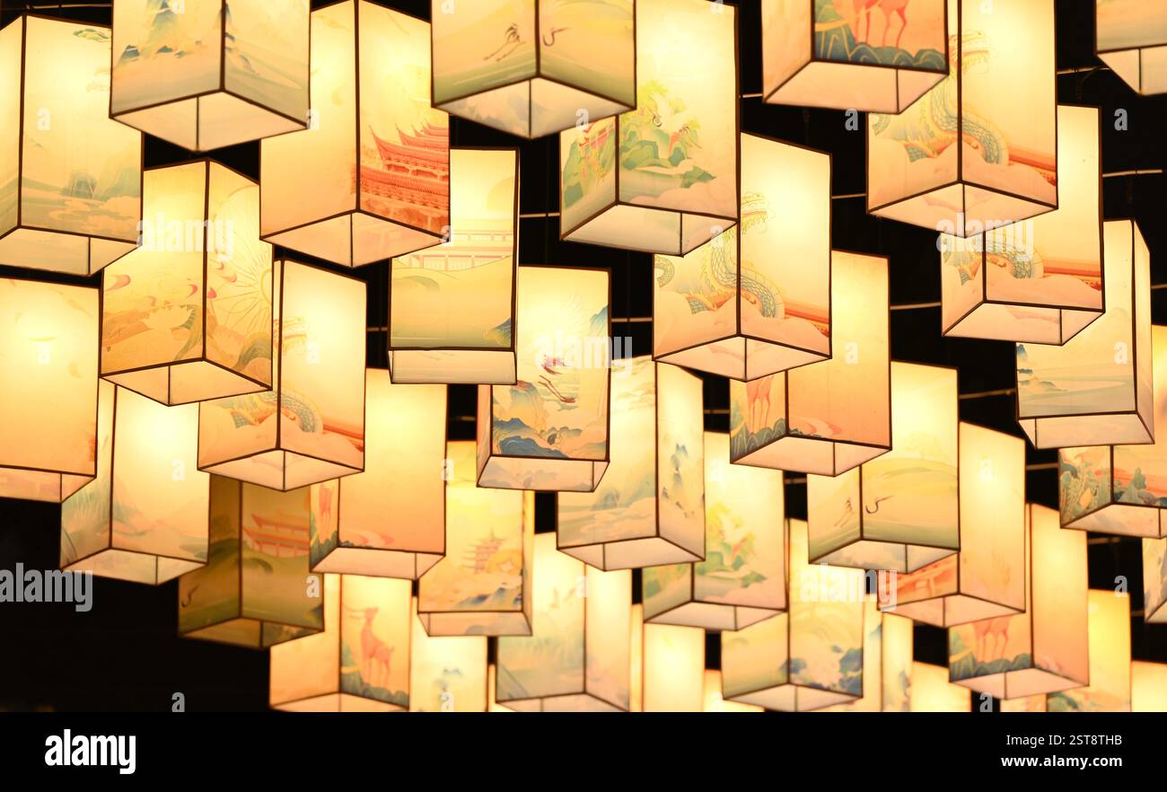 NANNING, CHINA - 15. FEBRUAR 2025 - in einem Nachtmarktblock im Stadtzentrum von Nanning, dem südchinesischen Guangxi Zhuang Autono, wird Eine Laternenwand gesehen Stockfoto