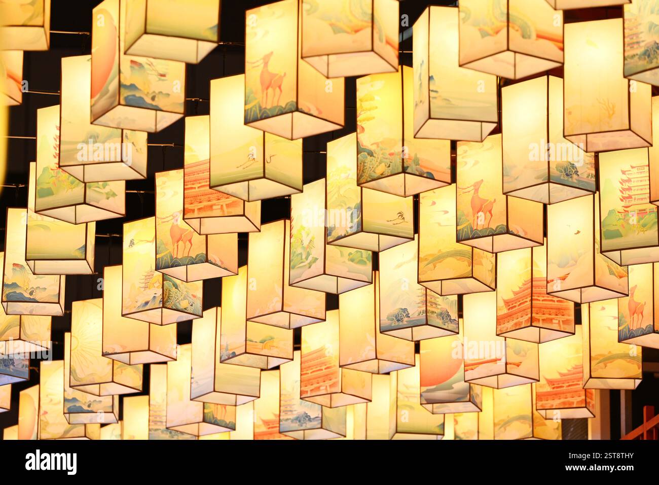 NANNING, CHINA - 15. FEBRUAR 2025 - in einem Nachtmarktblock im Stadtzentrum von Nanning, dem südchinesischen Guangxi Zhuang Autono, wird Eine Laternenwand gesehen Stockfoto