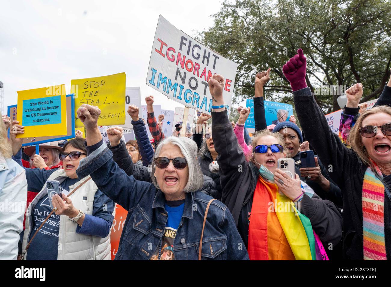 Austin, Texas, USA, 17. Februar 2025: Texaner mit selbstgemachten Protestzeichen demonstrieren gegen US-Präsident Donald Trump und Milliardär Elon Musk am President's Day im Texas Capitol. Die Demonstranten sind unglücklich über Trumps Befehle, die Tausende von Regierungsstellen abgeschnitten und die Arbeit einer Reihe von Regierungsbehörden behindert oder beendet haben. Musk, den Trump für das neu gegründete Department of Government Efficiency (DOGE) verantwortlich machte, hat auch Regierungsbehörden und -Prozesse stillgelegt. ©Bob Daemmrich Stockfoto