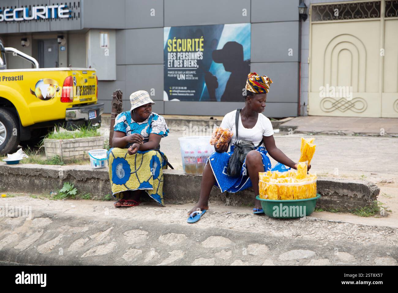 Straßenverkäufer in Abidjan, Elfenbeinküste, sind eines der riskanten Geschäfte, die Einwanderer nutzen, um in Westafrika zu leben. Beseitigen Sie die Gefahr Stockfoto