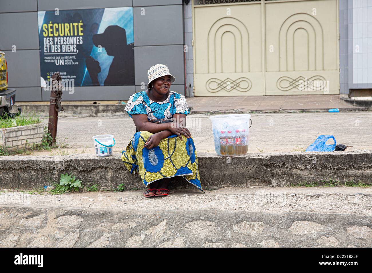 Die Stadt Elfenbeinküste entwickelt täglich ihre Infranstruktion. Mehr Geschäfte und Geschäfte bauen die Schönheit von Präsident Felix Tshisekedi auf. Stockfoto