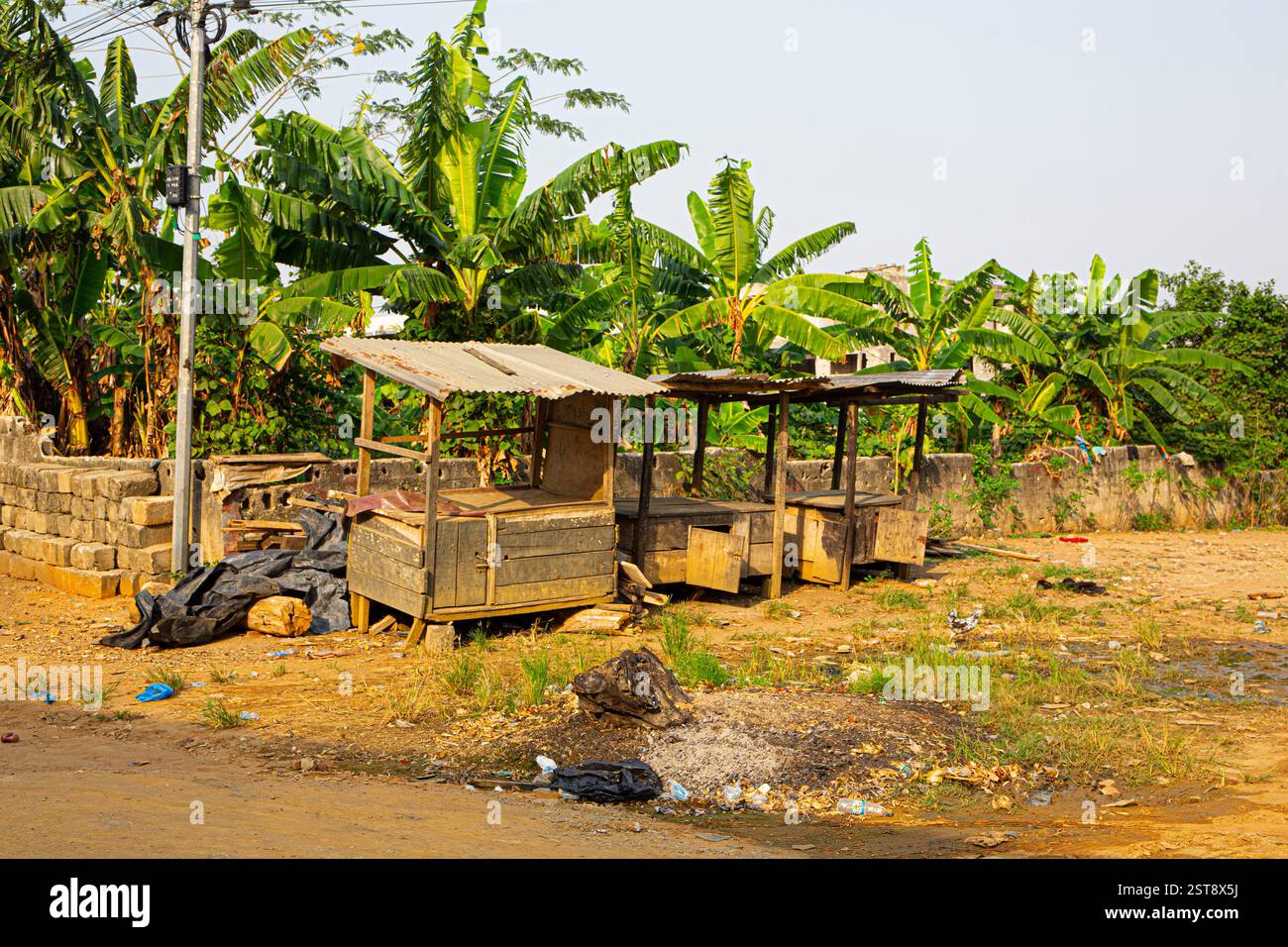Die Stadt Elfenbeinküste entwickelt täglich ihre Infranstruktion. Mehr Geschäfte und Geschäfte bauen die Schönheit von Präsident Felix Tshisekedi auf. Stockfoto