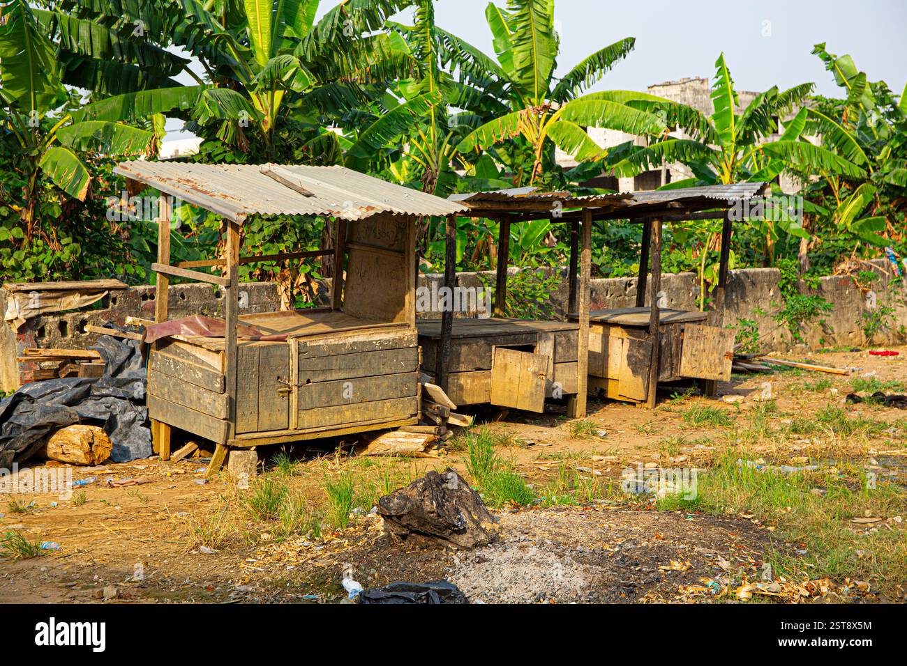 Straßenverkäufer in Abidjan, Elfenbeinküste, sind eines der riskanten Geschäfte, die Einwanderer nutzen, um in Westafrika zu leben. Beseitigen Sie die Gefahr Stockfoto
