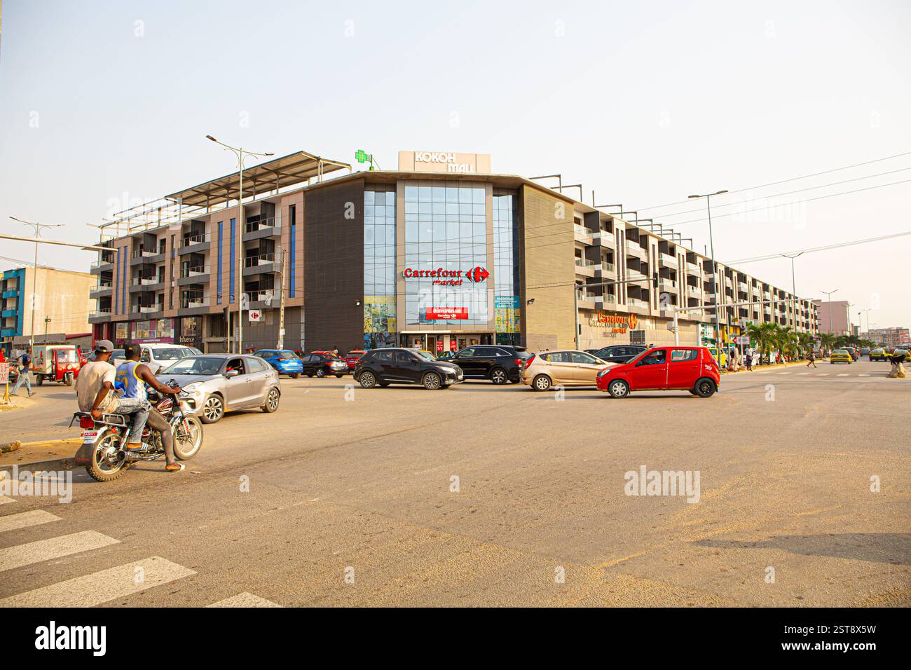 Die Stadt Elfenbeinküste entwickelt täglich ihre Infranstruktion. Mehr Geschäfte und Geschäfte bauen die Schönheit von Präsident Felix Tshisekedi auf. Stockfoto