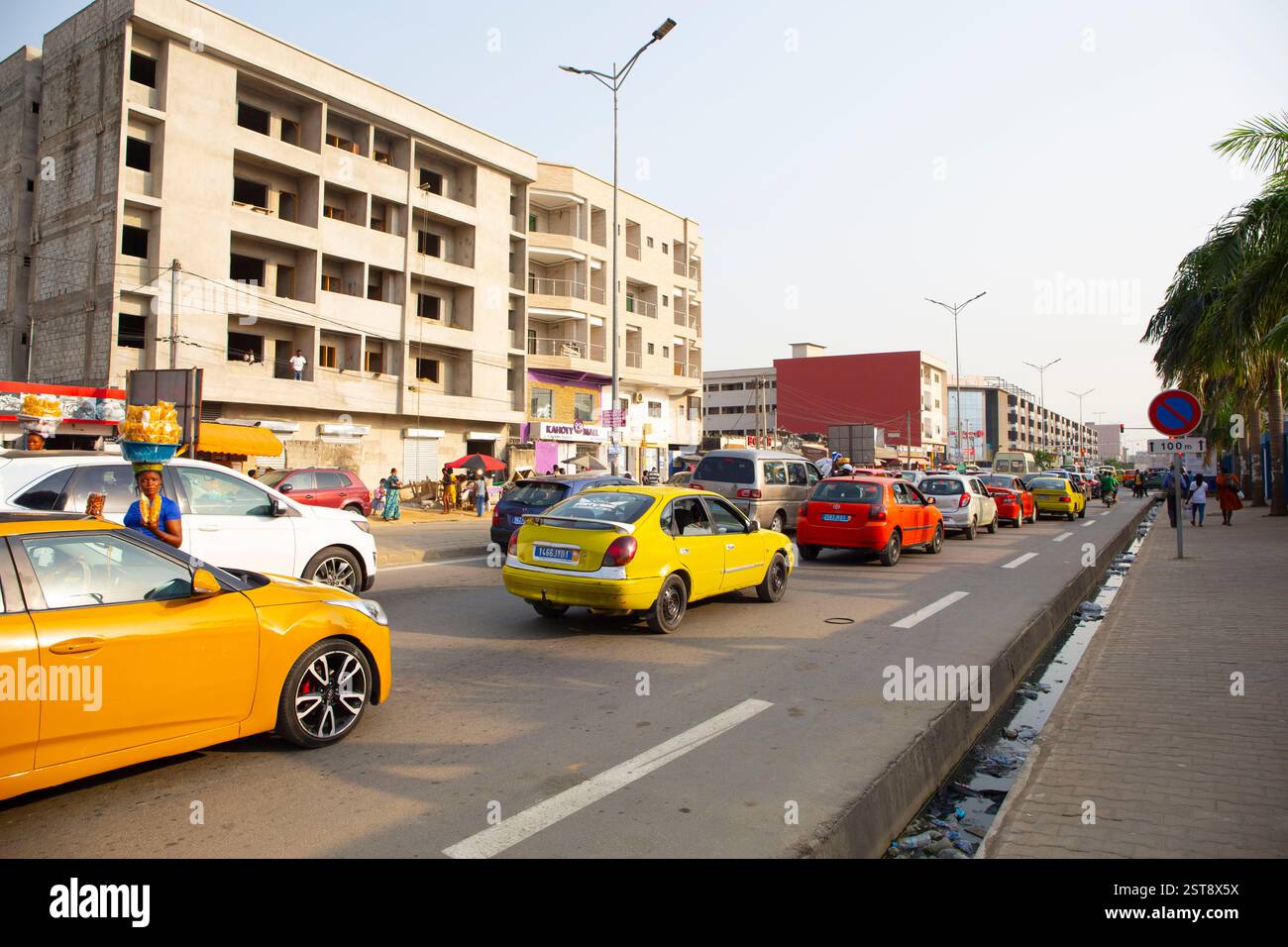 Die Stadt Elfenbeinküste entwickelt täglich ihre Infranstruktion. Mehr Geschäfte und Geschäfte bauen die Schönheit von Präsident Felix Tshisekedi auf. Stockfoto